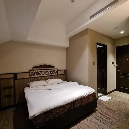 Lion Peak Hotel Hamilton